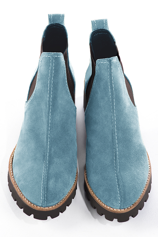 Bottines élégantes et raffinées avec des élastiques sur les côtés, coloris bleu ciel et noir mat. Bout rond. Semelle gomme mi-haut. Personnalisation : Choix des cuirs, des couleurs et des talons. Cou-de-pied sur mesure. - Florence KOOIJMAN