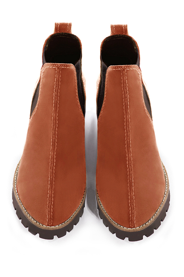 Boots femme : Boots élastiques sur les côtés couleur orange corail et marron chocolat. Bout rond. Semelle gomme petit talon. Vue du dessus - Florence KOOIJMAN