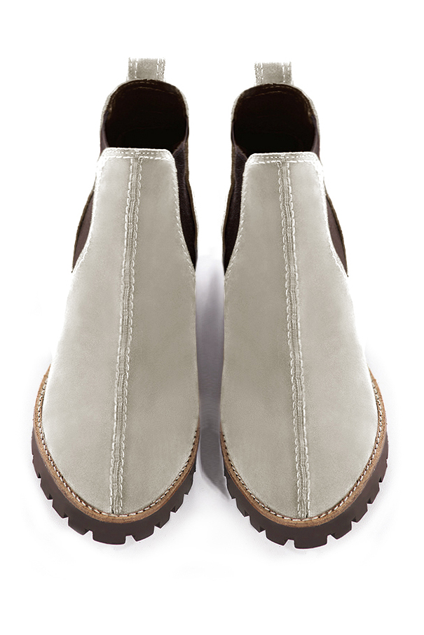 Bottines élégantes et raffinées avec des élastiques sur les côtés, coloris blanc cassé et marron chocolat. Bout rond. Semelle gomme mi-haut. Personnalisation : Choix des cuirs, des couleurs et des talons. Cou-de-pied sur mesure. - Florence KOOIJMAN