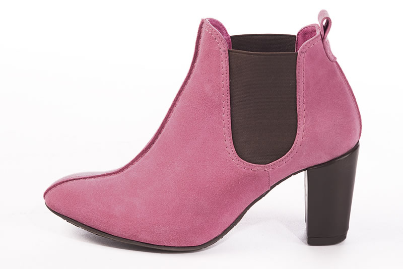Boots élégantes et raffinées avec des élastiques sur les côtés, coloris rose camélia et marron chocolat. Bout rond. Talon haut bottier. Personnalisation : Choix des cuirs, des couleurs et des talons. Cou-de-pied sur mesure. - Florence KOOIJMAN