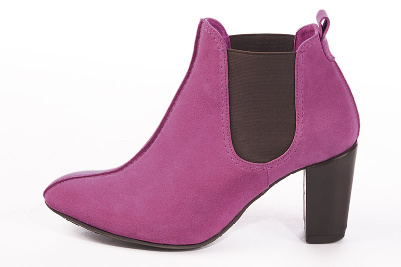 Boots élégantes et raffinées avec des élastiques sur les côtés, coloris et marron chocolat. Bout rond. Talon haut bottier. Personnalisation : Choix des cuirs, des couleurs et des talons. Cou-de-pied sur mesure. - Florence KOOIJMAN