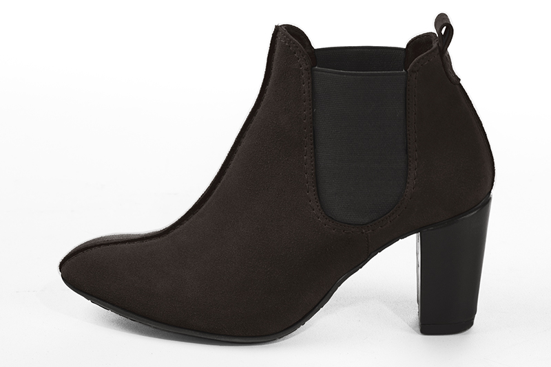 Bottines élégantes et raffinées avec des élastiques sur les côtés, coloris marron ébène. Bout rond. Haut. Talon bottier. Personnalisation : Choix des cuirs, des couleurs et des talons. Cou-de-pied sur mesure. - Florence KOOIJMAN