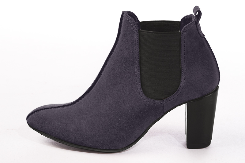 Boots élégantes et raffinées avec des élastiques sur les côtés, coloris violet améthyste et noir. Bout rond. Talon haut bottier. Personnalisation : Choix des cuirs, des couleurs et des talons. Cou-de-pied sur mesure. - Florence KOOIJMAN