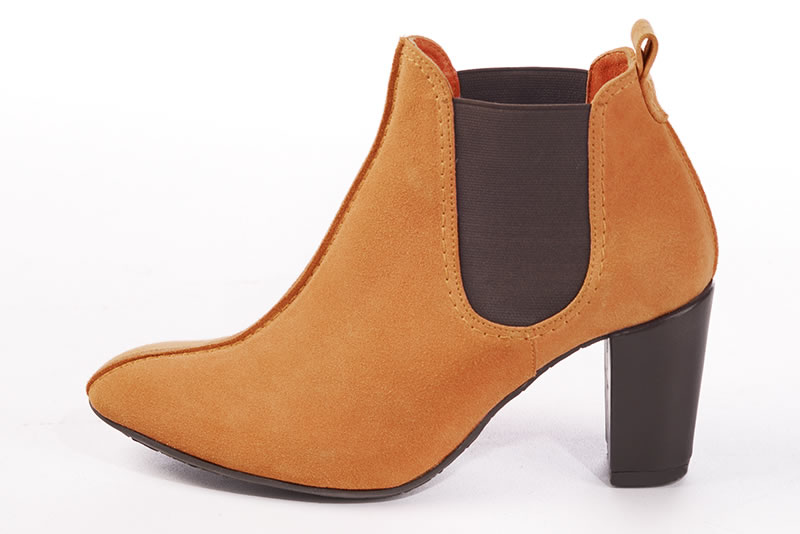 Boots élégantes et raffinées avec des élastiques sur les côtés, coloris orange abricot et marron ébène. Bout rond. Talon haut bottier. Personnalisation : Choix des cuirs, des couleurs et des talons. Cou-de-pied sur mesure. - Florence KOOIJMAN