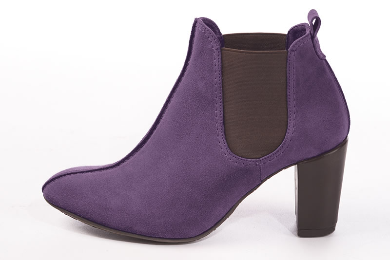 Bottines élégantes et raffinées avec des élastiques sur les côtés, coloris violet améthyste et marron ébène. Bout rond. Haut. Talon bottier. Personnalisation : Choix des cuirs, des couleurs et des talons. Cou-de-pied sur mesure. - Florence KOOIJMAN