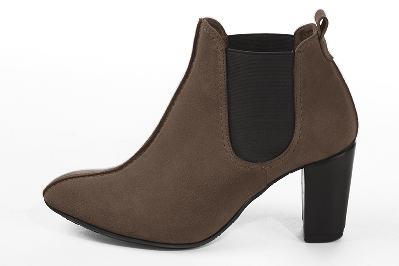 Bottines élégantes et raffinées avec des élastiques sur les côtés, coloris marron chocolat. Bout rond. Haut. Talon bottier. Personnalisation : Choix des cuirs, des couleurs et des talons. Cou-de-pied sur mesure. - Florence KOOIJMAN