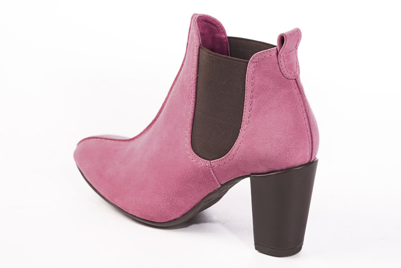 Boots élégantes et raffinées avec des élastiques sur les côtés, coloris rose camélia et marron chocolat. Bout rond. Talon haut bottier. Personnalisation : Choix des cuirs, des couleurs et des talons. Cou-de-pied sur mesure. - Florence KOOIJMAN