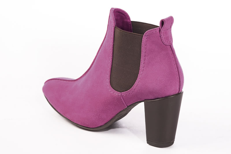 Boots élégantes et raffinées avec des élastiques sur les côtés, coloris et marron chocolat. Bout rond. Talon haut bottier. Personnalisation : Choix des cuirs, des couleurs et des talons. Cou-de-pied sur mesure. - Florence KOOIJMAN