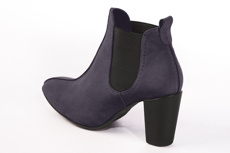 Boots élégantes et raffinées avec des élastiques sur les côtés, coloris violet améthyste et noir. Bout rond. Talon haut bottier. Personnalisation : Choix des cuirs, des couleurs et des talons. Cou-de-pied sur mesure. - Florence KOOIJMAN