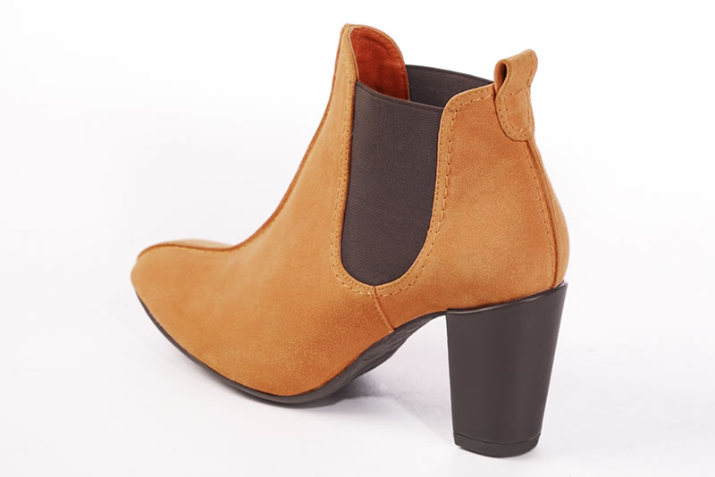 Boots élégantes et raffinées avec des élastiques sur les côtés, coloris orange abricot et marron ébène. Bout rond. Talon haut bottier. Personnalisation : Choix des cuirs, des couleurs et des talons. Cou-de-pied sur mesure. - Florence KOOIJMAN