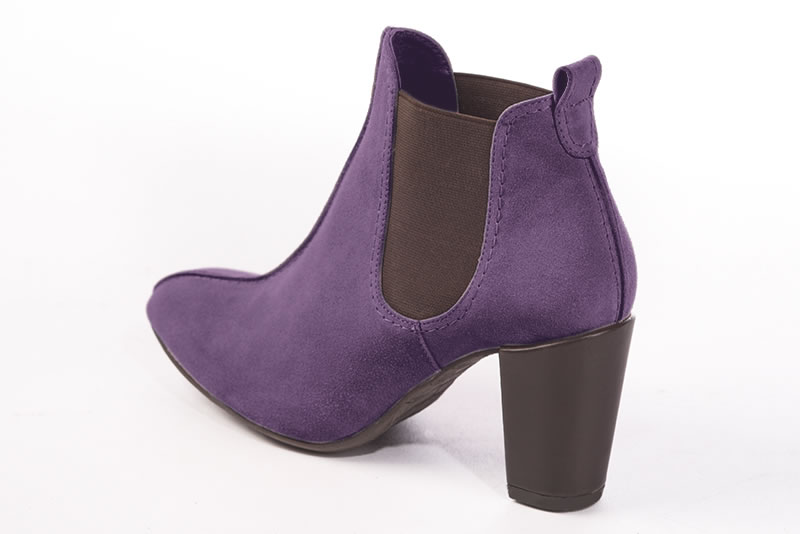 Bottines élégantes et raffinées avec des élastiques sur les côtés, coloris violet améthyste et marron ébène. Bout rond. Haut. Talon bottier. Personnalisation : Choix des cuirs, des couleurs et des talons. Cou-de-pied sur mesure. - Florence KOOIJMAN