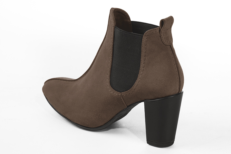 Bottines élégantes et raffinées avec des élastiques sur les côtés, coloris marron chocolat. Bout rond. Haut. Talon bottier. Personnalisation : Choix des cuirs, des couleurs et des talons. Cou-de-pied sur mesure. - Florence KOOIJMAN