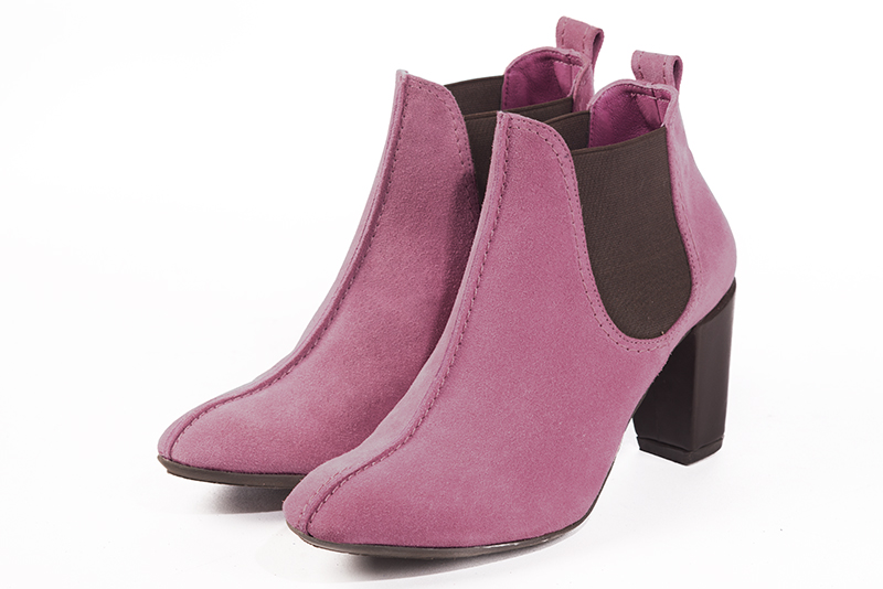 Boots élégantes et raffinées avec des élastiques sur les côtés, coloris rose camélia et marron chocolat. Bout rond. Talon haut bottier. Personnalisation : Choix des cuirs, des couleurs et des talons. Cou-de-pied sur mesure. - Florence KOOIJMAN
