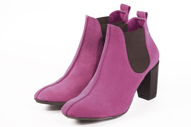 Boots élégantes et raffinées avec des élastiques sur les côtés, coloris et marron chocolat. Bout rond. Talon haut bottier. Personnalisation : Choix des cuirs, des couleurs et des talons. Cou-de-pied sur mesure. - Florence KOOIJMAN