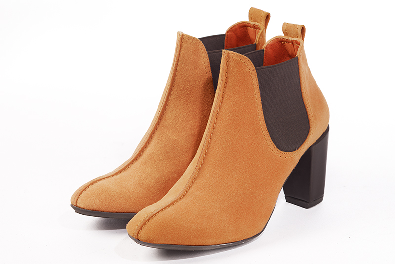 Boots élégantes et raffinées avec des élastiques sur les côtés, coloris orange abricot et marron ébène. Bout rond. Talon haut bottier. Personnalisation : Choix des cuirs, des couleurs et des talons. Cou-de-pied sur mesure. - Florence KOOIJMAN