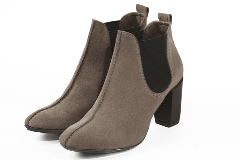 Bottines élégantes et raffinées avec des élastiques sur les côtés, coloris marron taupe. Bout rond. Haut. Talon bottier. Personnalisation : Choix des cuirs, des couleurs et des talons. Cou-de-pied sur mesure. - Florence KOOIJMAN