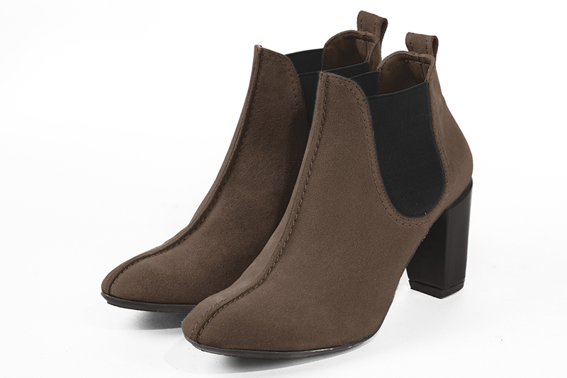 Bottines élégantes et raffinées avec des élastiques sur les côtés, coloris marron chocolat. Bout rond. Haut. Talon bottier. Personnalisation : Choix des cuirs, des couleurs et des talons. Cou-de-pied sur mesure. - Florence KOOIJMAN