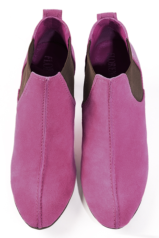 Boots élégantes et raffinées avec des élastiques sur les côtés, coloris et marron chocolat. Bout rond. Talon haut bottier. Personnalisation : Choix des cuirs, des couleurs et des talons. Cou-de-pied sur mesure. - Florence KOOIJMAN