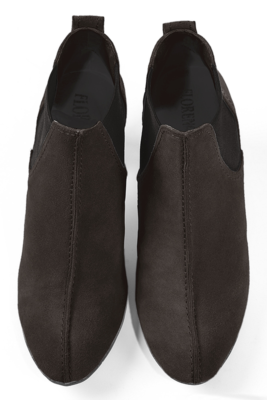 Bottines élégantes et raffinées avec des élastiques sur les côtés, coloris marron ébène. Bout rond. Haut. Talon bottier. Personnalisation : Choix des cuirs, des couleurs et des talons. Cou-de-pied sur mesure. - Florence KOOIJMAN