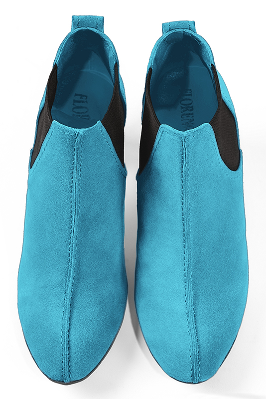 Boots élégantes et raffinées avec des élastiques sur les côtés, coloris bleu turquoise et noir. Bout rond. Talon haut bottier. Personnalisation : Choix des cuirs, des couleurs et des talons. Cou-de-pied sur mesure. - Florence KOOIJMAN