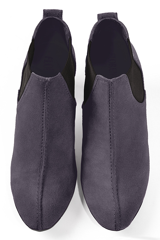 Boots élégantes et raffinées avec des élastiques sur les côtés, coloris violet améthyste et noir. Bout rond. Talon haut bottier. Personnalisation : Choix des cuirs, des couleurs et des talons. Cou-de-pied sur mesure. - Florence KOOIJMAN