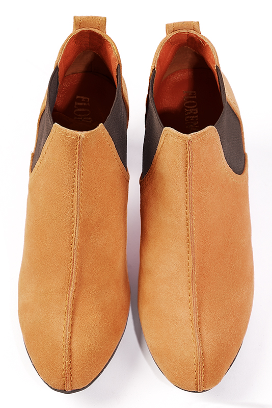 Boots élégantes et raffinées avec des élastiques sur les côtés, coloris orange abricot et marron ébène. Bout rond. Talon haut bottier. Personnalisation : Choix des cuirs, des couleurs et des talons. Cou-de-pied sur mesure. - Florence KOOIJMAN
