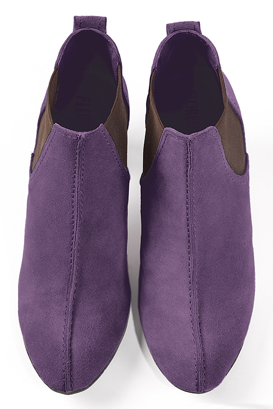 Bottines élégantes et raffinées avec des élastiques sur les côtés, coloris violet améthyste et marron ébène. Bout rond. Haut. Talon bottier. Personnalisation : Choix des cuirs, des couleurs et des talons. Cou-de-pied sur mesure. - Florence KOOIJMAN