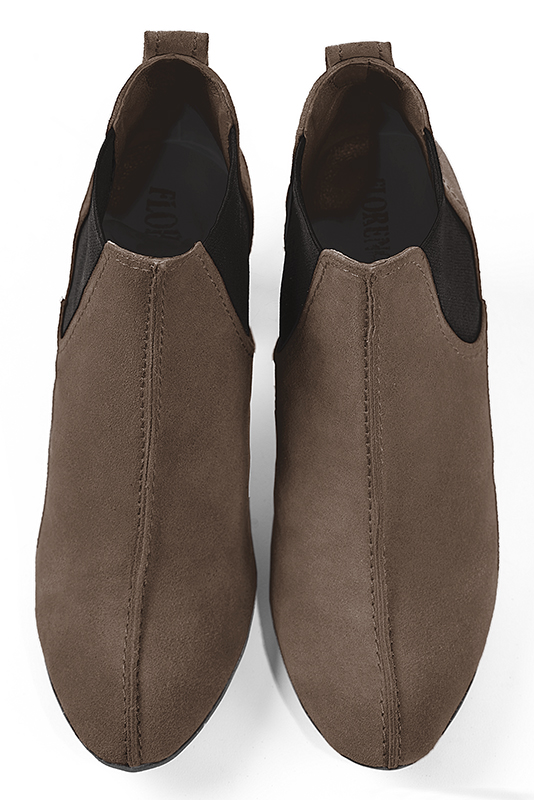 Bottines femme avec des élastiques marron chocolat et marron ébène. Bout rond. Talon bottier de 7.5 cm - Vue du dessus