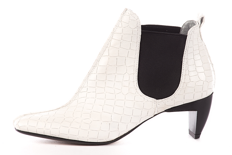 Bottines élégantes et raffinées avec des élastiques sur les côtés, coloris blanc cassé et noir mat. Bout carré. Mi-haut à haut. Talon virgule. Personnalisation : Choix des cuirs, des couleurs et des talons. Cou-de-pied sur mesure. - Florence KOOIJMAN