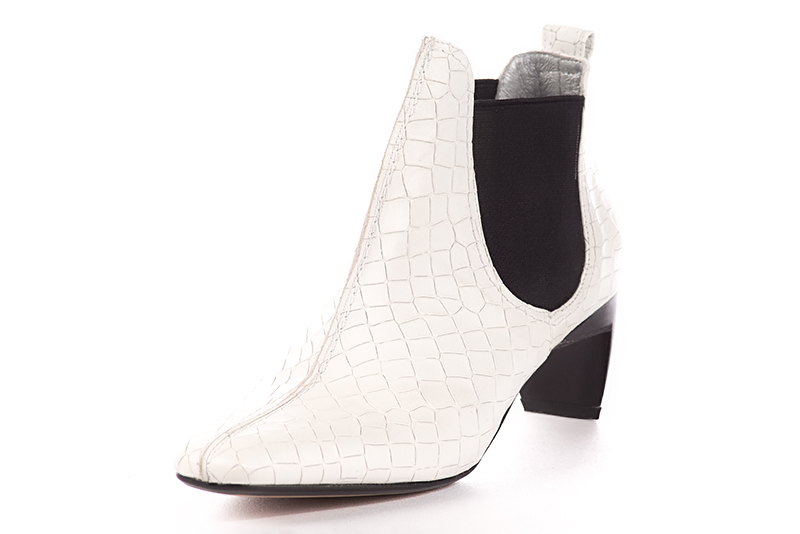 Bottines élégantes et raffinées avec des élastiques sur les côtés, coloris blanc cassé et noir mat. Bout carré. Mi-haut à haut. Talon virgule. Personnalisation : Choix des cuirs, des couleurs et des talons. Cou-de-pied sur mesure. - Florence KOOIJMAN