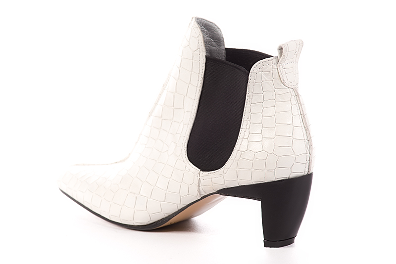Bottines élégantes et raffinées avec des élastiques sur les côtés, coloris blanc cassé et noir mat. Bout carré. Mi-haut à haut. Talon virgule. Personnalisation : Choix des cuirs, des couleurs et des talons. Cou-de-pied sur mesure. - Florence KOOIJMAN