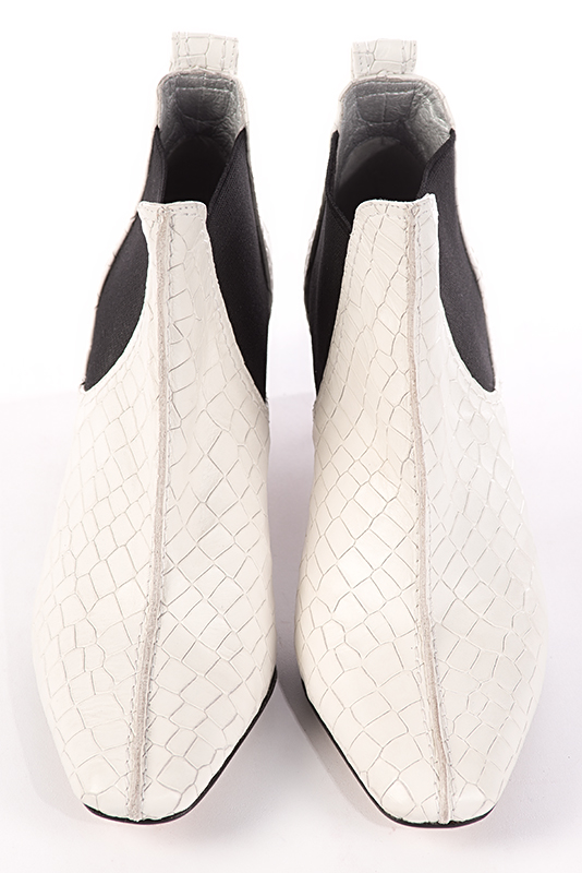 Bottines femme avec des élastiques blanc cassé et noir mat. Bout carré. Talon virgule de 5.5 cm - Vue du dessus
