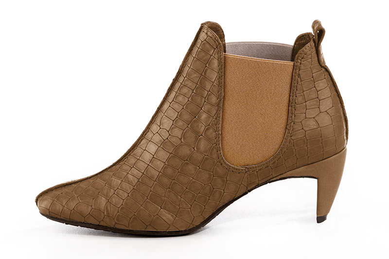 Bottines élégantes et raffinées avec des élastiques sur les côtés, coloris beige camel. Bout carré. Mi-haut à haut. Talon virgule. Personnalisation : Choix des cuirs, des couleurs et des talons. Cou-de-pied sur mesure. - Florence KOOIJMAN