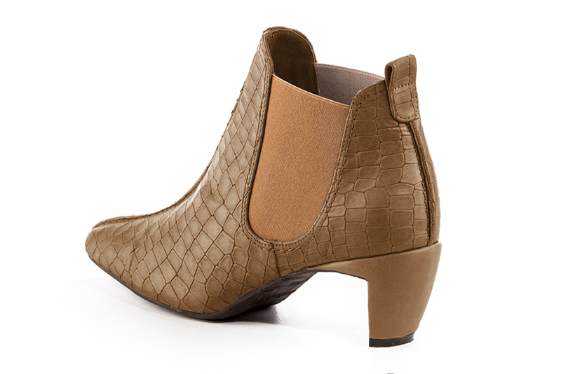 Bottines élégantes et raffinées avec des élastiques sur les côtés, coloris beige camel. Bout carré. Mi-haut à haut. Talon virgule. Personnalisation : Choix des cuirs, des couleurs et des talons. Cou-de-pied sur mesure. - Florence KOOIJMAN