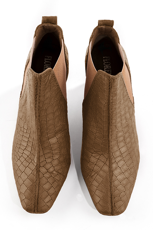 Bottines élégantes et raffinées avec des élastiques sur les côtés, coloris beige camel. Bout carré. Mi-haut à haut. Talon virgule. Personnalisation : Choix des cuirs, des couleurs et des talons. Cou-de-pied sur mesure. - Florence KOOIJMAN