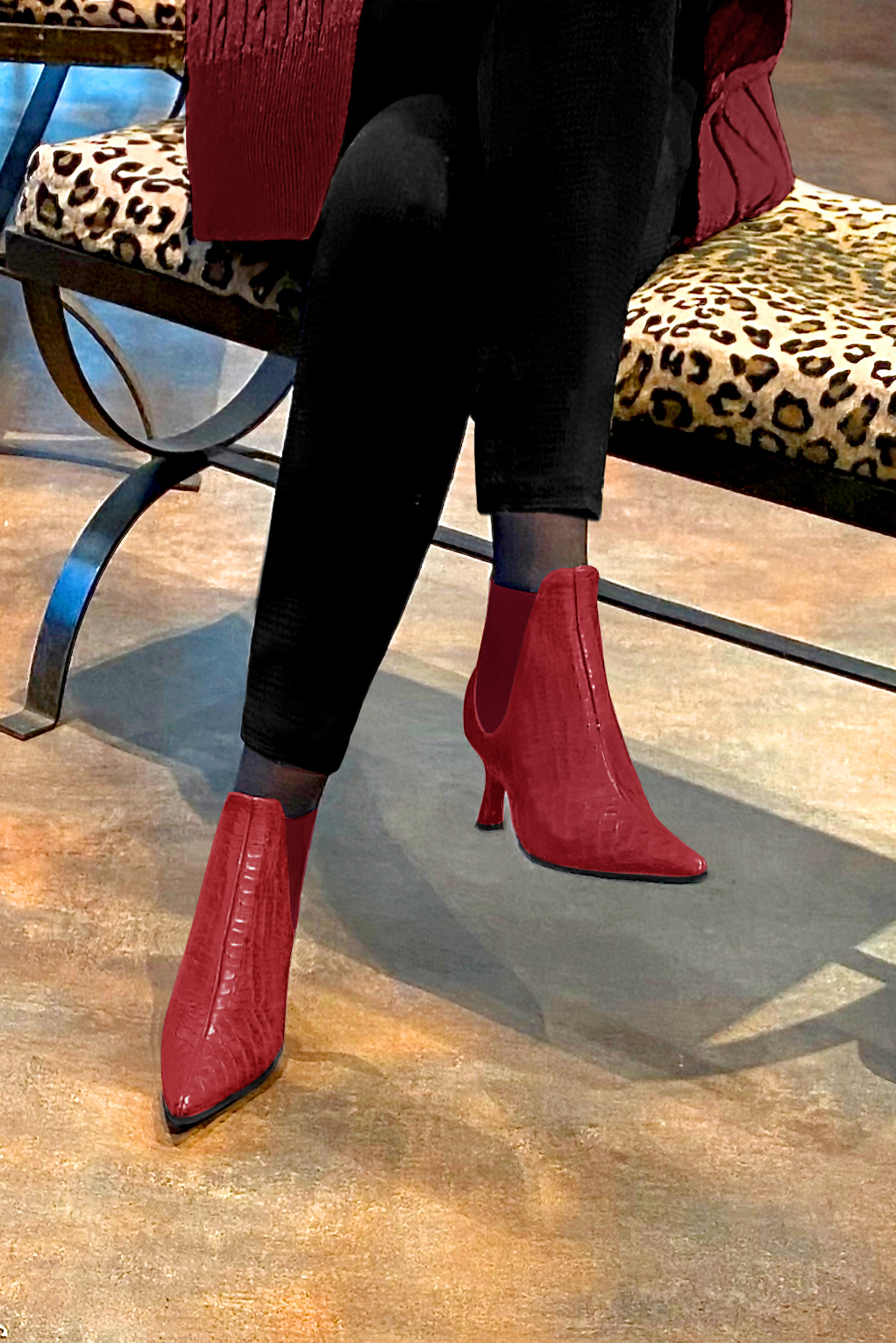 Bottines élégantes et raffinées avec des élastiques sur les côtés, coloris rouge coquelicot. Bout pointu. Mi-haut à haut. Talon bobine. Personnalisation : Choix des cuirs, des couleurs et des talons. Cou-de-pied sur mesure. - Florence KOOIJMAN