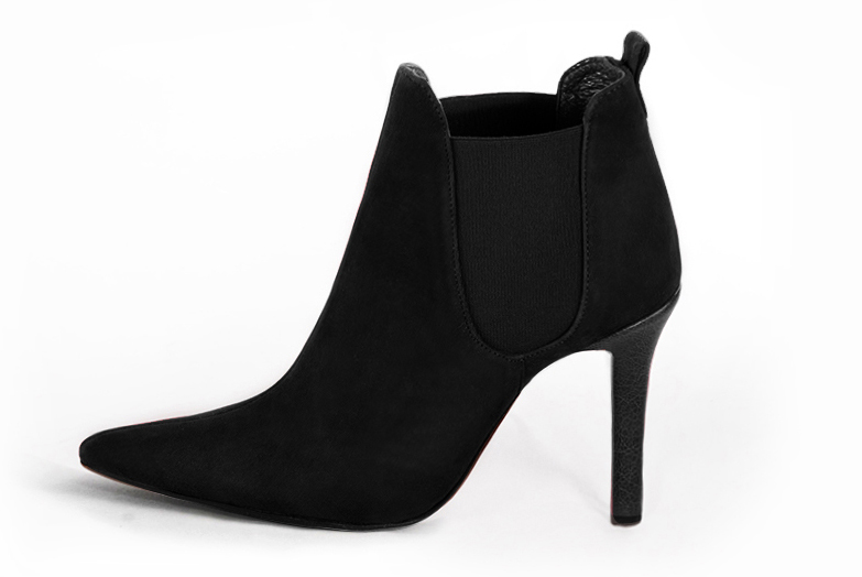 Boots femme : Boots élastiques sur les côtés couleur noir mat. Bout pointu. Talon haut fin. Vue de profil - Florence KOOIJMAN