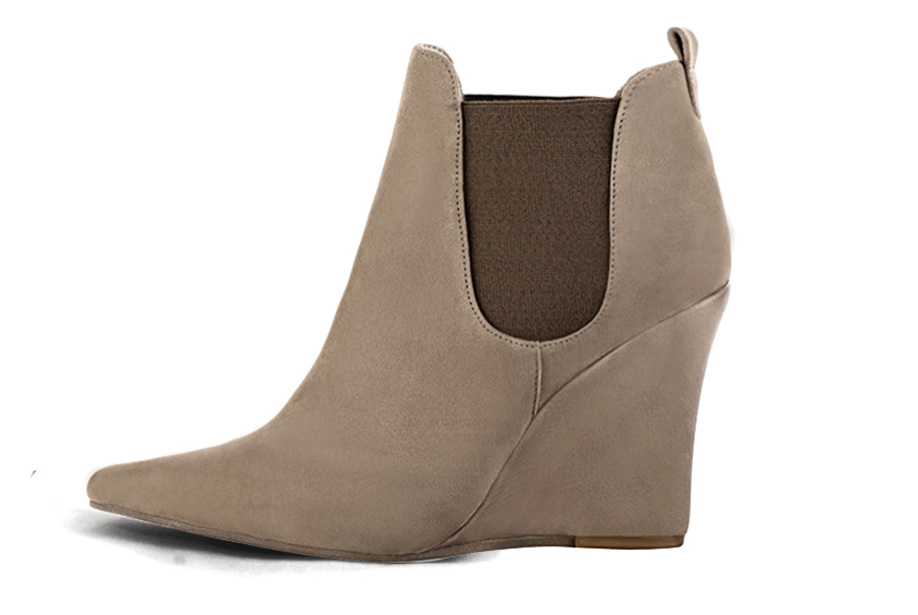 Bottines élégantes et raffinées avec des élastiques sur les côtés, coloris beige sahara et marron taupe. Bout pointu. Très haut. Talon compensé. Personnalisation : Choix des cuirs, des couleurs et des talons. Cou-de-pied sur mesure. - Florence KOOIJMAN