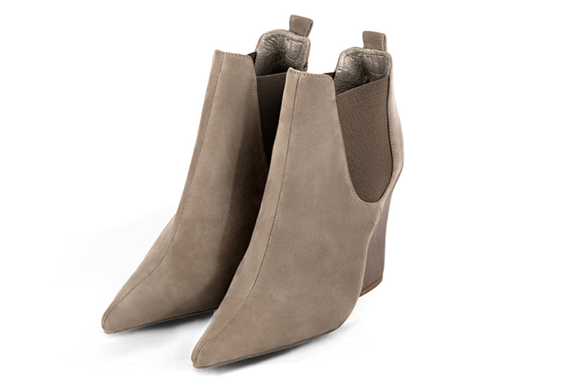 Bottines élégantes et raffinées avec des élastiques sur les côtés, coloris beige sahara et marron taupe. Bout pointu. Très haut. Talon compensé. Personnalisation : Choix des cuirs, des couleurs et des talons. Cou-de-pied sur mesure. - Florence KOOIJMAN