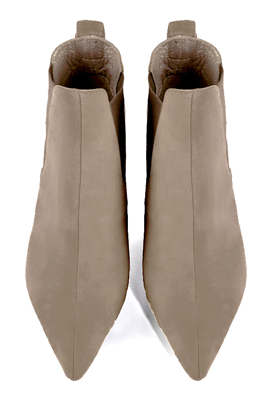 Bottines élégantes et raffinées avec des élastiques sur les côtés, coloris beige sahara et marron taupe. Bout pointu. Très haut. Talon compensé. Personnalisation : Choix des cuirs, des couleurs et des talons. Cou-de-pied sur mesure. - Florence KOOIJMAN