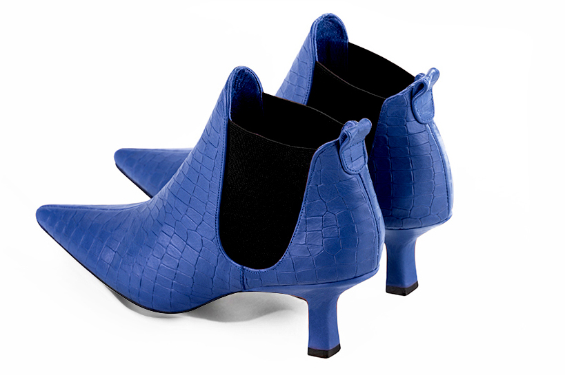 Boots femme : Boots élastiques sur les côtés couleur bleu électrique et noir mat. Bout pointu. Talon mi-haut bobine. Vue arrière - Florence KOOIJMAN