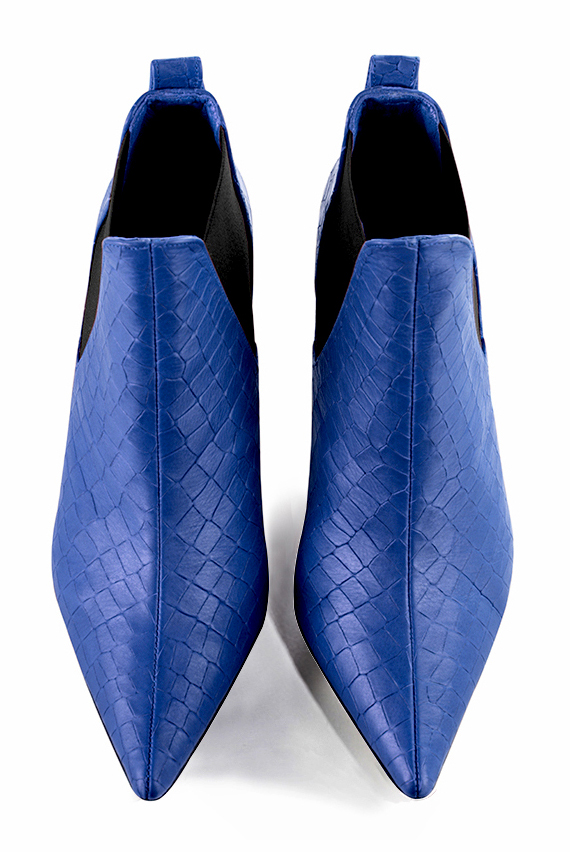 Boots femme : Boots élastiques sur les côtés couleur bleu électrique et noir mat. Bout pointu. Talon mi-haut bobine. Vue du dessus - Florence KOOIJMAN