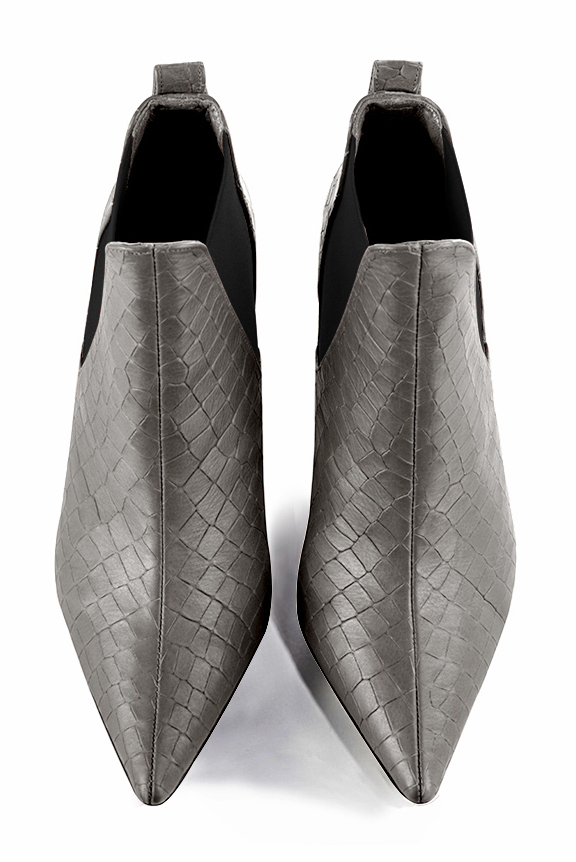 Boots femme : Boots élastiques sur les côtés couleur gris cendre et noir mat. Bout pointu. Talon mi-haut bobine. Vue du dessus - Florence KOOIJMAN