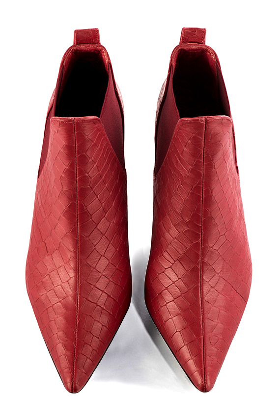 Boots femme : Boots élastiques sur les côtés couleur rouge coquelicot. Bout pointu. Talon mi-haut bobine. Vue du dessus - Florence KOOIJMAN