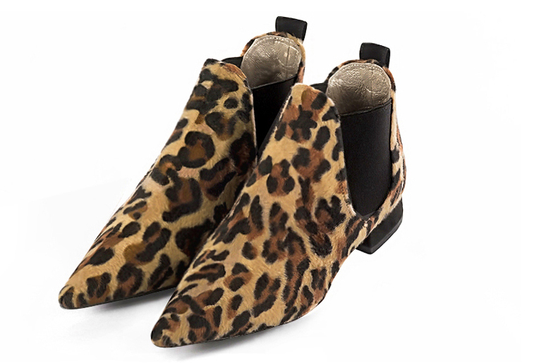 Boots femme : Boots élastiques sur les côtés couleur noir safari. Bout pointu. Talon plat bottier Vue avant - Florence KOOIJMAN