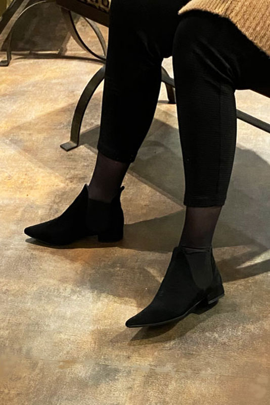 Boots femme : Boots élastiques sur les côtés couleur noir mat. Bout pointu. Talon plat bottier. Vue porté - Florence KOOIJMAN