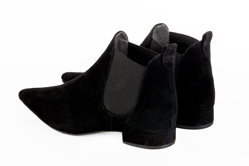 Boots femme : Boots élastiques sur les côtés couleur noir mat. Bout pointu. Talon plat bottier. Vue arrière - Florence KOOIJMAN
