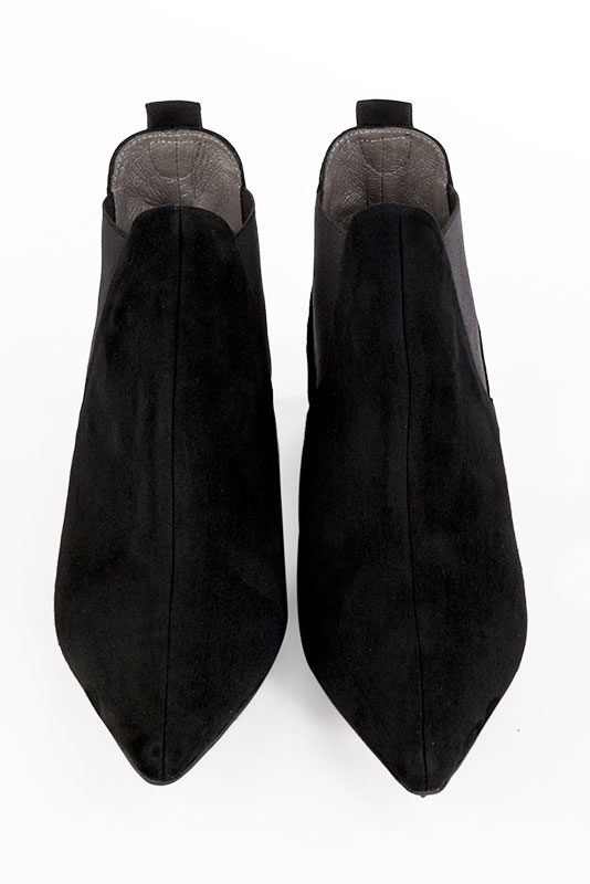 Boots femme : Boots élastiques sur les côtés couleur noir mat. Bout pointu. Talon plat bottier. Vue du dessus - Florence KOOIJMAN