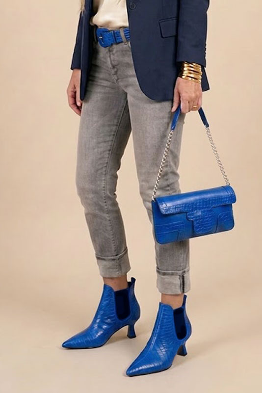 Bottines habillées femme avec élastiques en cuir bleu électrique et noir mat à talon bobine de 5.5 cm et bout pointu - Vue porté