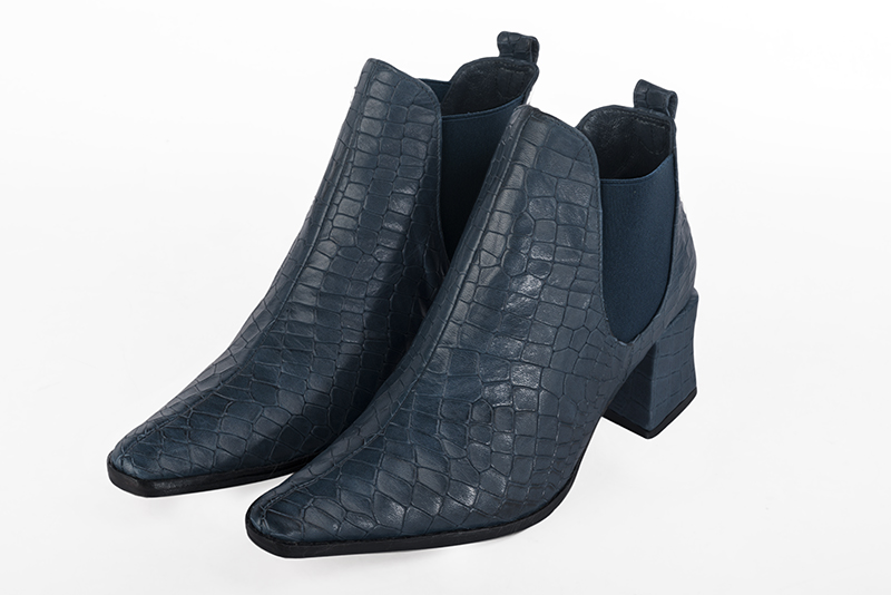 Bottines élégantes et raffinées avec des élastiques sur les côtés, coloris bleu denim. Bout effilé. Mi-haut à haut. Talon bottier. Personnalisation : Choix des cuirs, des couleurs et des talons. Cou-de-pied sur mesure. - Florence KOOIJMAN